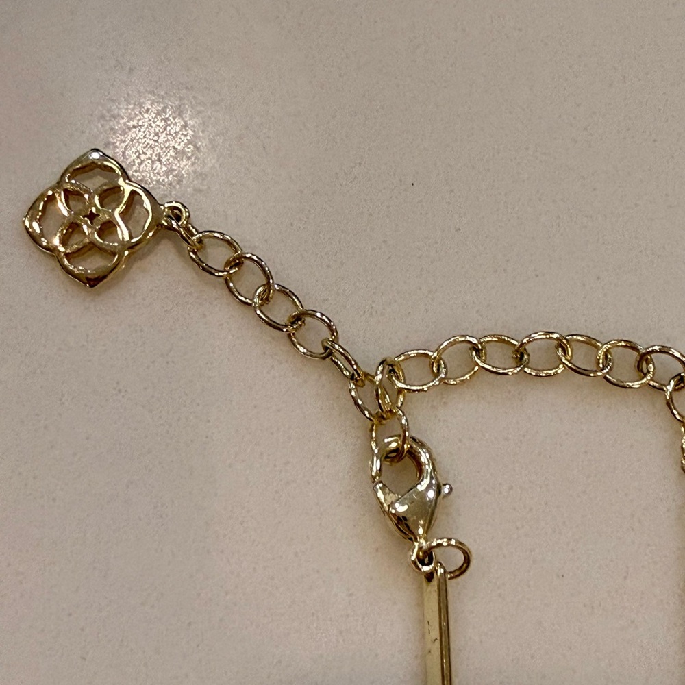 Kendra Scott Elisa Gold short pendant Necklace with pale pink - Picture 7 of 9